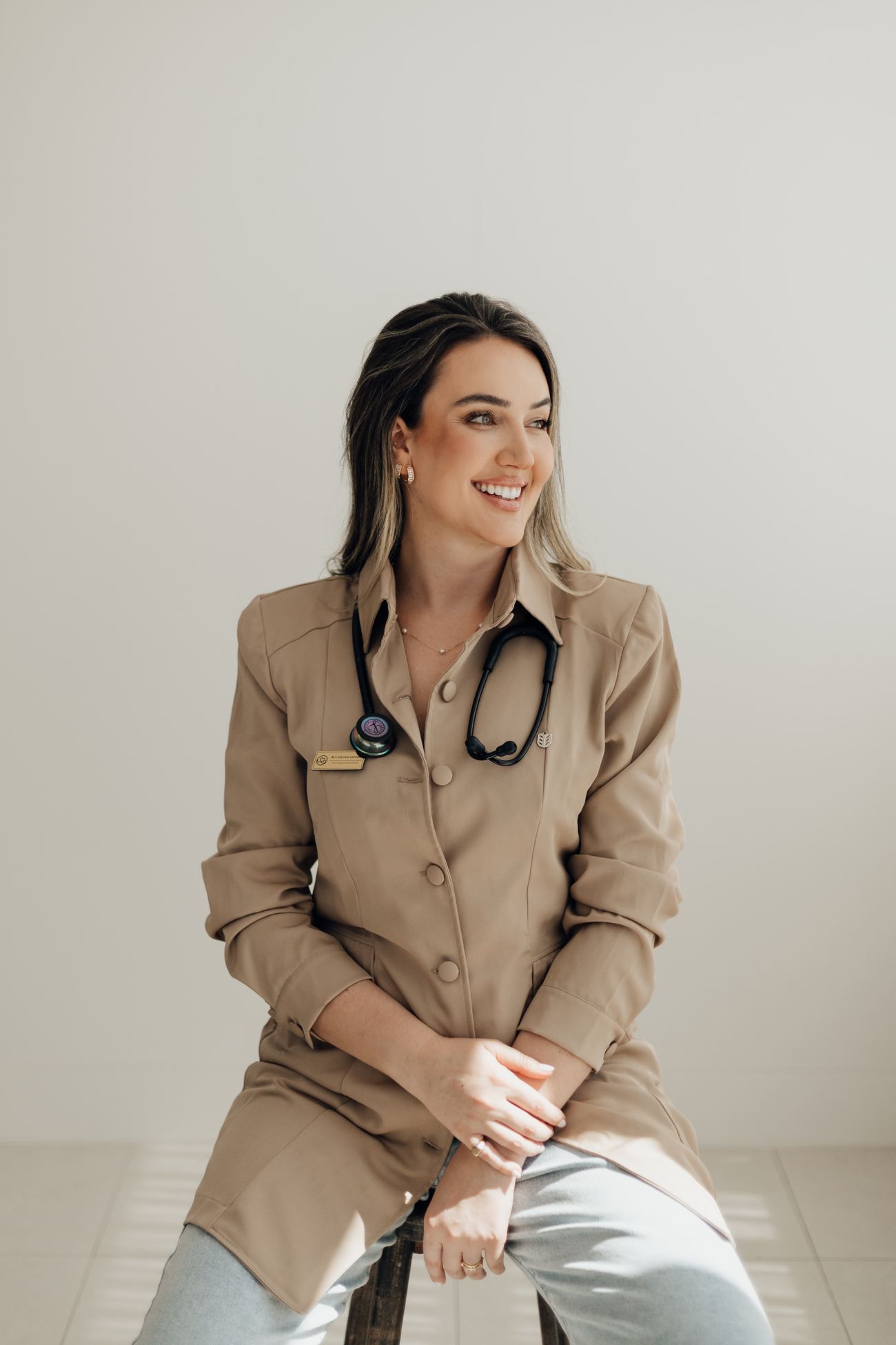 Dra. Daniela Lehmen de jaleco, com estetoscópio, sorrindo